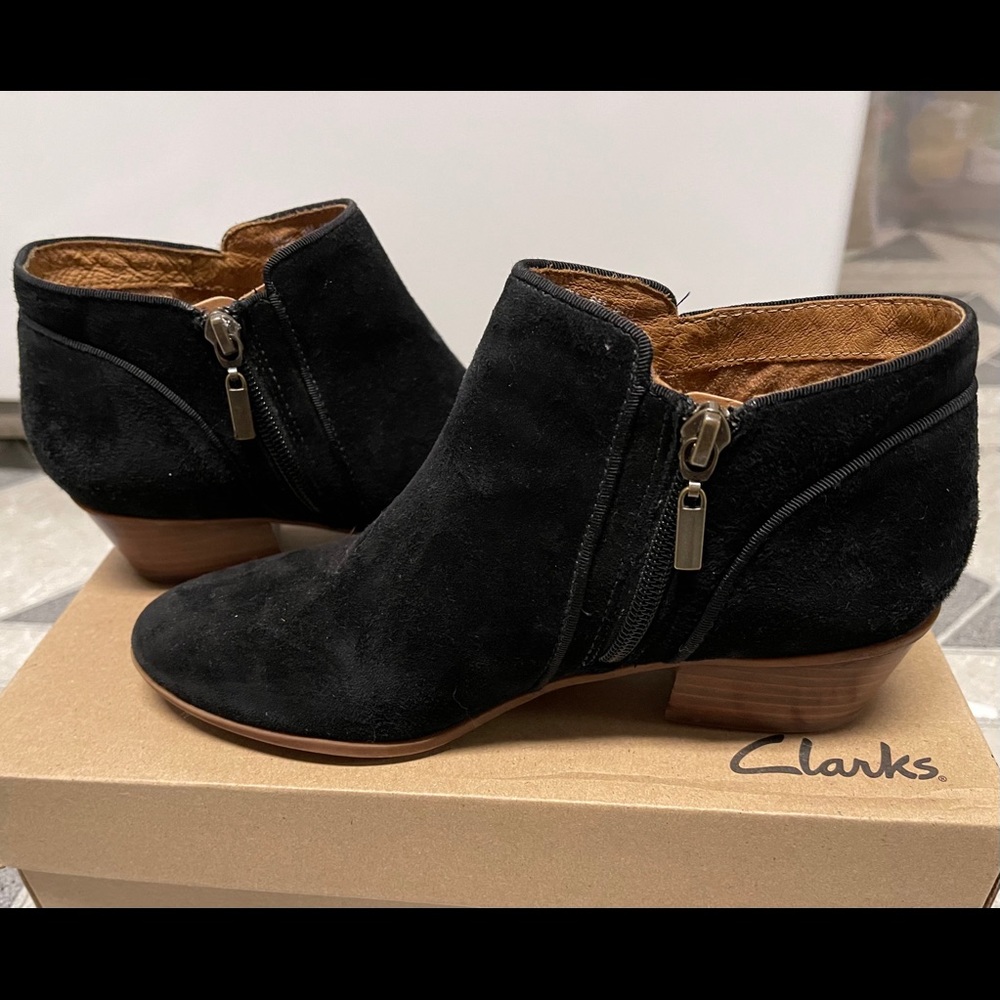 Clarks suede women’s ankle booties size 6M